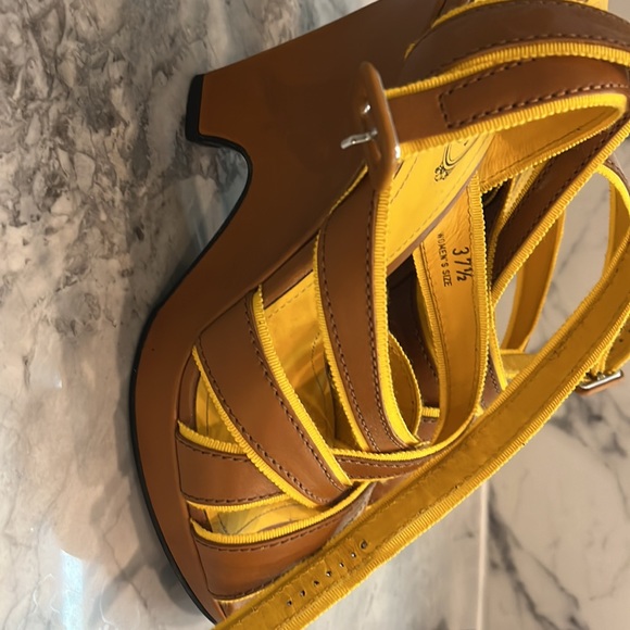 Authentic leather Tod’s wedges in Tan and Yellow - Picture 3 of 5